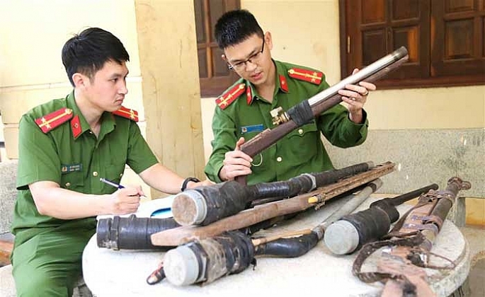 Lực lượng Công an thống kê các loại vũ khí, vật liệu nổ mới thu hồi. Ảnh minh họa: N.N