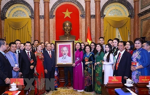 Phó Chủ tịch nước Võ Thị Ánh Xuân trao tặng bức ảnh chân dung Chủ tịch Hồ Chí Minh cho Hiệp hội Doanh nghiệp nhỏ và vừa Việt Nam. (Ảnh: Văn Điệp/TTXVN)