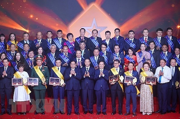 Thủ tướng Phạm Minh Chính với các doanh nhân tiêu biểu năm 2022. (Ảnh: Dương Giang/TTXVN)