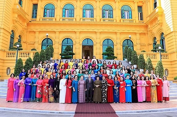 Chủ tịch nước Võ Văn Thưởng và các đại biểu Hiệp hội Doanh nhân Nữ Việt Nam. (Ảnh: Thống Nhất/TTXVN)