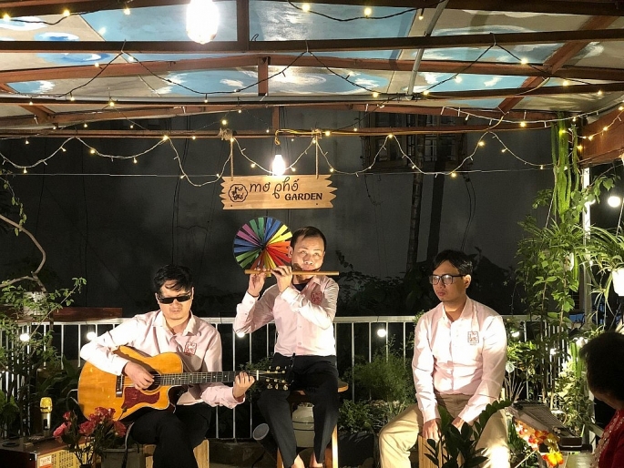Một đêm nhạc của các nghệ sĩ khiếm thị biểu diễn tại quán cà phê Mơ Phố 
