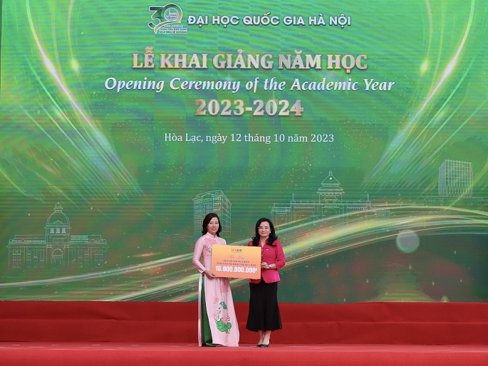 Bà Ngô Thu Hà – Tổng Giám đốc SHB đại diện Quỹ Hỗ trợ Tài chính, Ươm mầm tài năng SHB trao tặng Đại học Quốc gia Hà Nội 10 tỷ đồng.