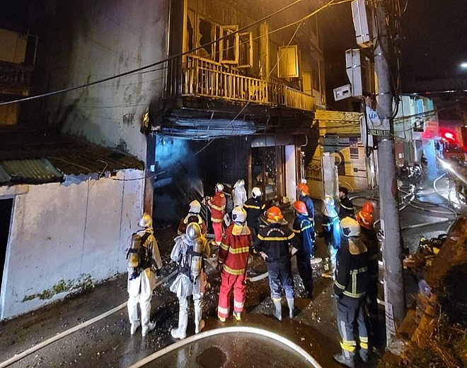 Hà Nội: Cháy lớn ngôi nhà 4 tầng trên đê Nguyễn Khoái