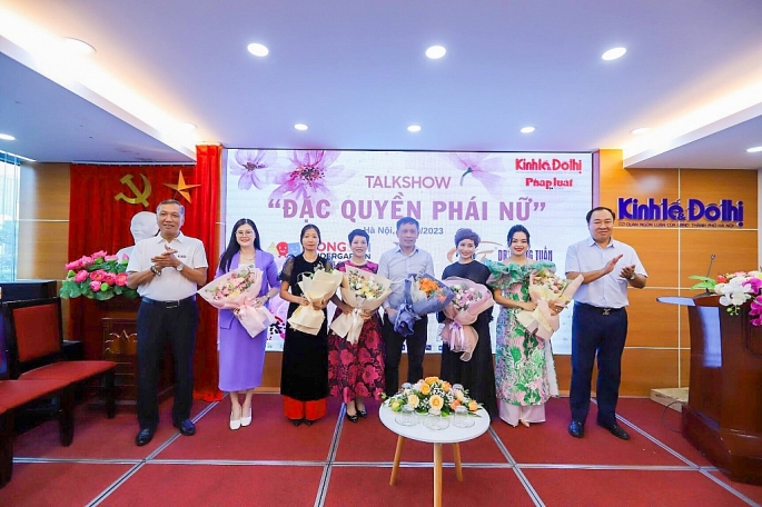 Ở xã hội nào, phụ nữ cũng là những bông hoa đẹp đáng được trân trọng và yêu thương