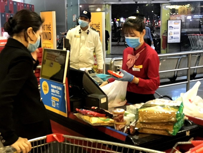 Người tiêu dùng đang thanh toán tại quầy thanh toán siêu thị BigC. Ảnh: Khánh Huy