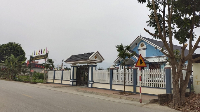 Những ngôi nhà với phong cách hiện đại góp phần tô đẹp thêm cho nông thôn xã Minh Quang, huyện Ba Vì. Ảnh: MH
