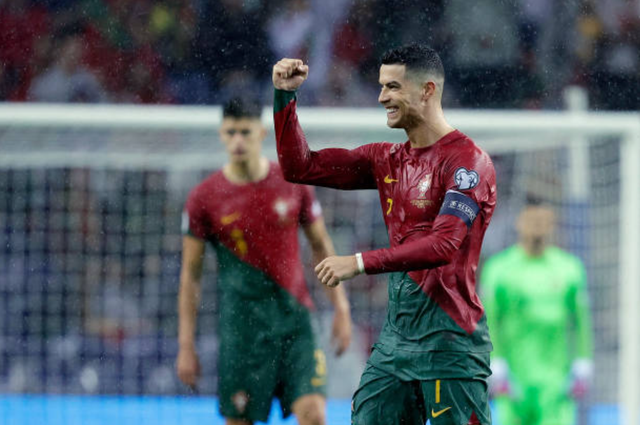 Ronaldo lập cú đúp, Bồ Đào Nha chính thức có vé tới Đức