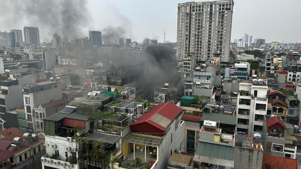 Kịp thời dập tắt đám cháy trong ngõ sâu phố Ô Chợ Dừa