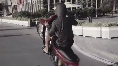 Xử phạt nam thanh niên “bốc đầu” xe máy trên đường Độc Lập