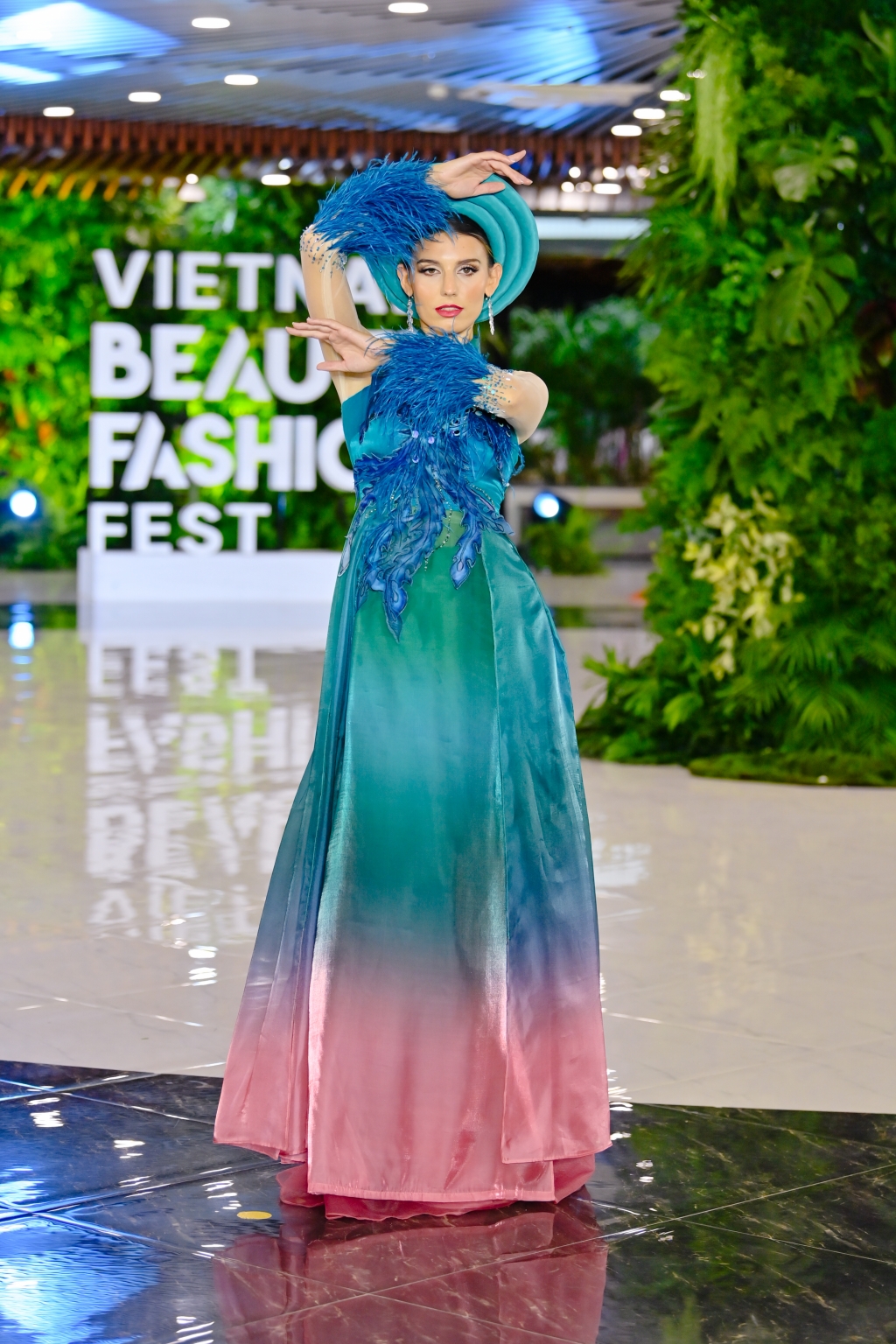 Gần 70 người đẹp quốc tế trình diễn áo dài Việt Nam tại Đà Nẵng