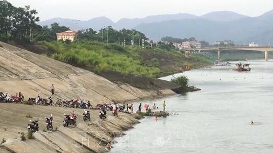 Tìm tung tích nạn nhân tử vong tại sông Đà