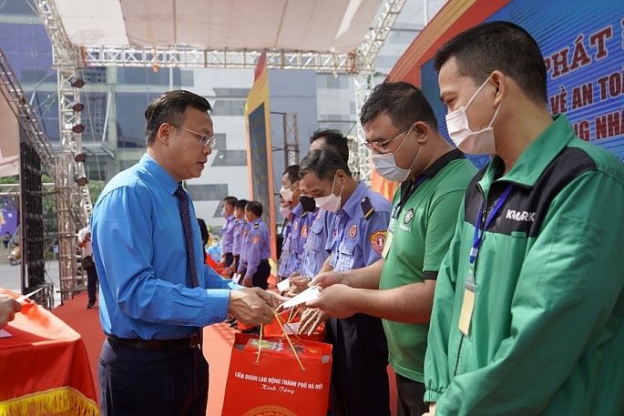 Chủ tịch LĐLĐ TP Hà Nội Phạm Quang Thanh trao quà cho công nhân trong dịp Tháng Công nhân 2023