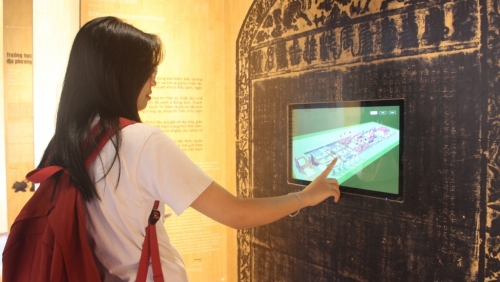 Du khách thích thú với trải nghiệm số hóa di sản ở Hà Nội
