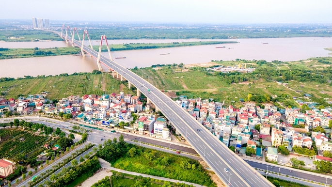 Những cây cầu nối liền hai bờ sông Hồng đã và đang góp phần thay đổi diện mạo của Thủ đô. Ảnh: Khánh Huy