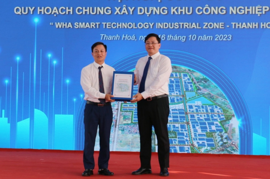 Phó Chủ tịch UBND tỉnh Thanh Hóa trao quyết định phê duyệt Đồ án Quy hoạch chung xây dựng Khu công nghiệp Phú Quý cho lãnh đạo huyện Hoằng Hóa (ảnh Huy Hoàng)