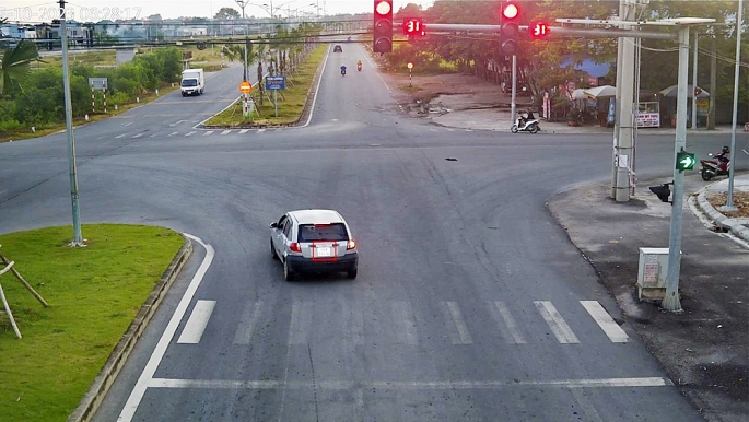 Xe ô tô vượt đèn đỏ tại ngã 4 Hoàng Hoa Thám - Trần Hưng Đạo, xã Song Mai, TP Bắc Giang. Ảnh: Công an Bắc Giang