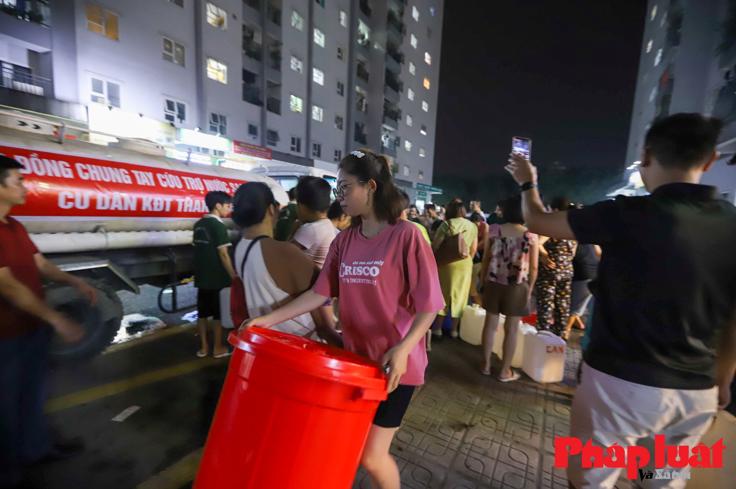 Mất nước tại khu đô thị Thanh Hà, người dân xếp hàng cả đêm chờ lấy nước