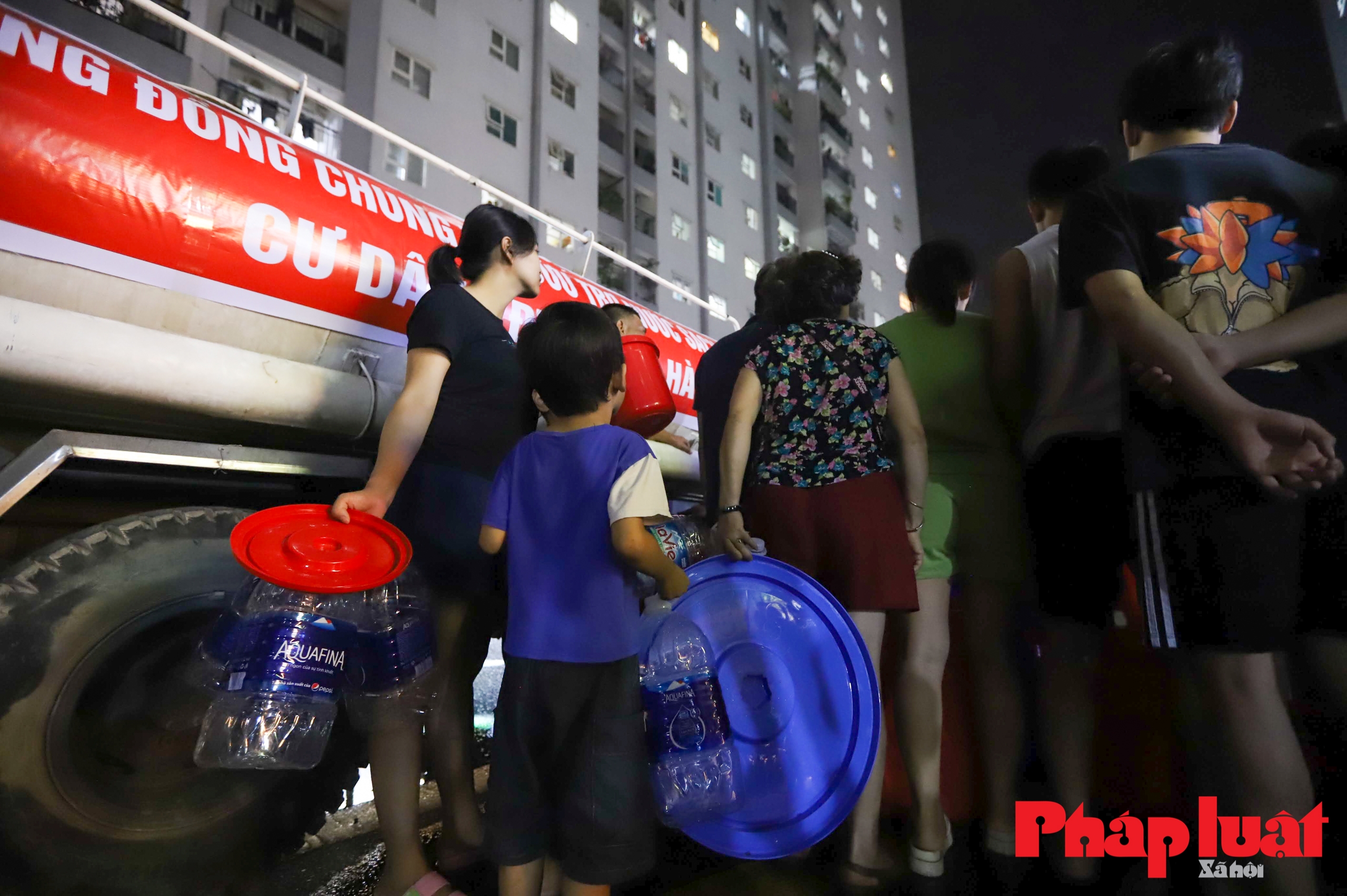Mất nước tại khu đô thị Thanh Hà, người dân xếp hàng cả đêm chờ lấy nước