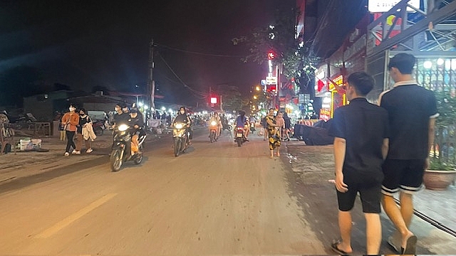Nhiều người dân phải đi bộ dưới lòng đường vì vỉa hè bị chiếm dụng tại đường Lĩnh Nam, quận  Hoàng Mai, Hà Nội.	Ảnh: Duy Anh