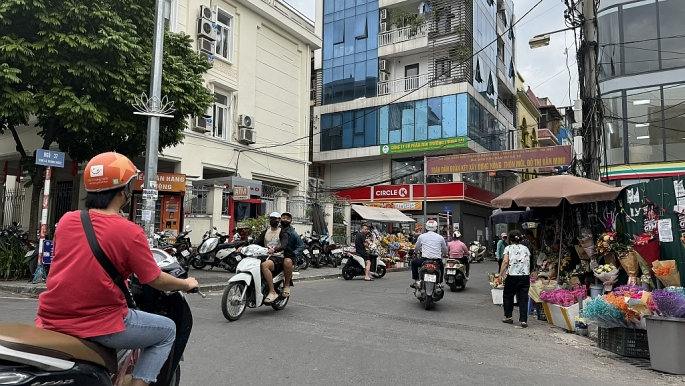 Vỉa hè tại một số đoạn trên phố Bạch Mai (quận Hai Bà Trưng) chỉ vừa đủ để vừa xe máy, nếu có xe để ở đấy thì thì gần như không có chỗ dành cho người đi bộ. Ảnh: Duy Anh
