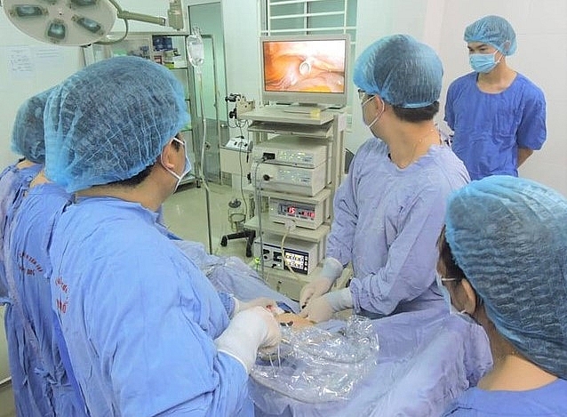 Một ca phẫu thuật phức tạp được thực hiện tại TTYT quận Sơn Trà    Ảnh: HĐ