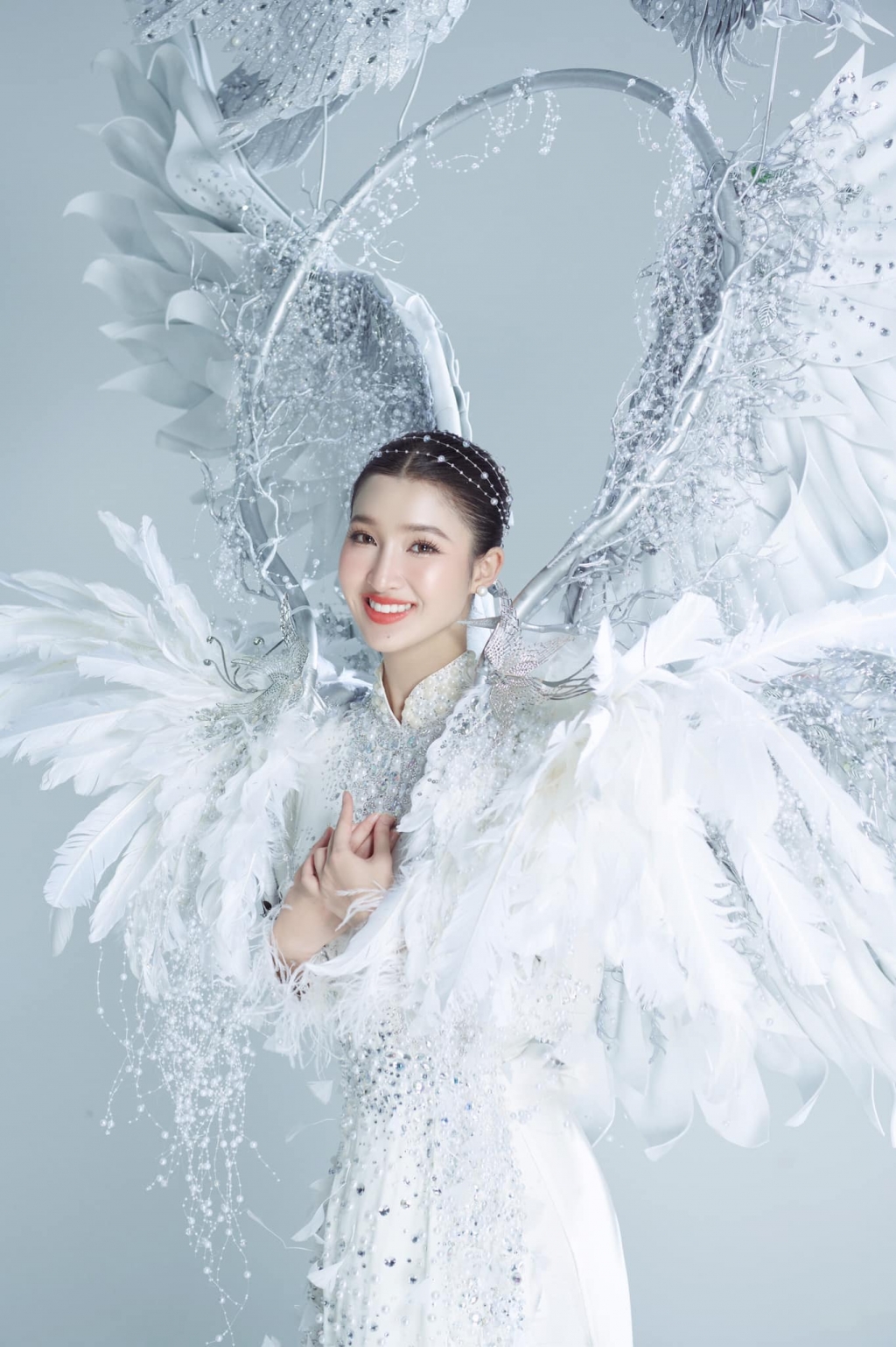 Cận cảnh trang phục dân tộc của Phương Nhi tại cuộc thi Hoa hậu Quốc tế