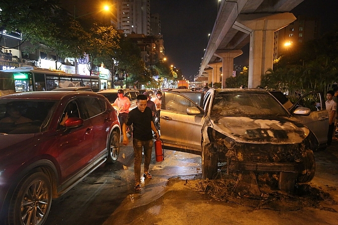 Ô tô Santafe bốc cháy dữ dội khi đang lưu thông trên đường phố Hà Nội