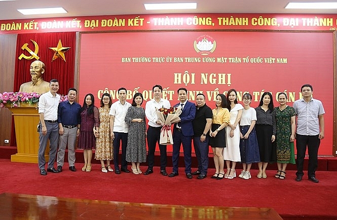 Tập thể Chi bộ, Ban Biên tập, viên chức, người lao động tặng hoa chúc mừng tân Tổng Biên tập Trương Thành Trung.