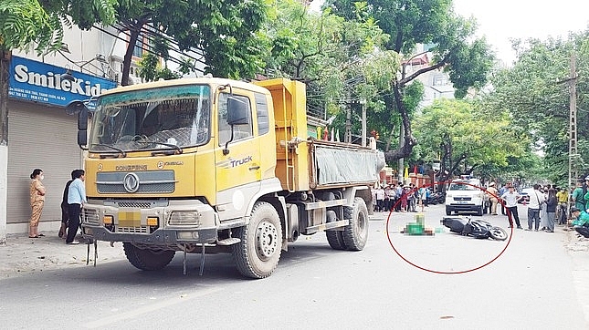 Nam shipper tử vong thương tâm trên đường phố Hà Nội sau va chạm với xe tải