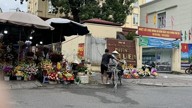 Khu vực vỉa hè trước cửa trụ sở UBND phường Kim Liên (quận Đống Đa) cũng được tận dụng để bày bán hoa. Ảnh: Duy Anh.