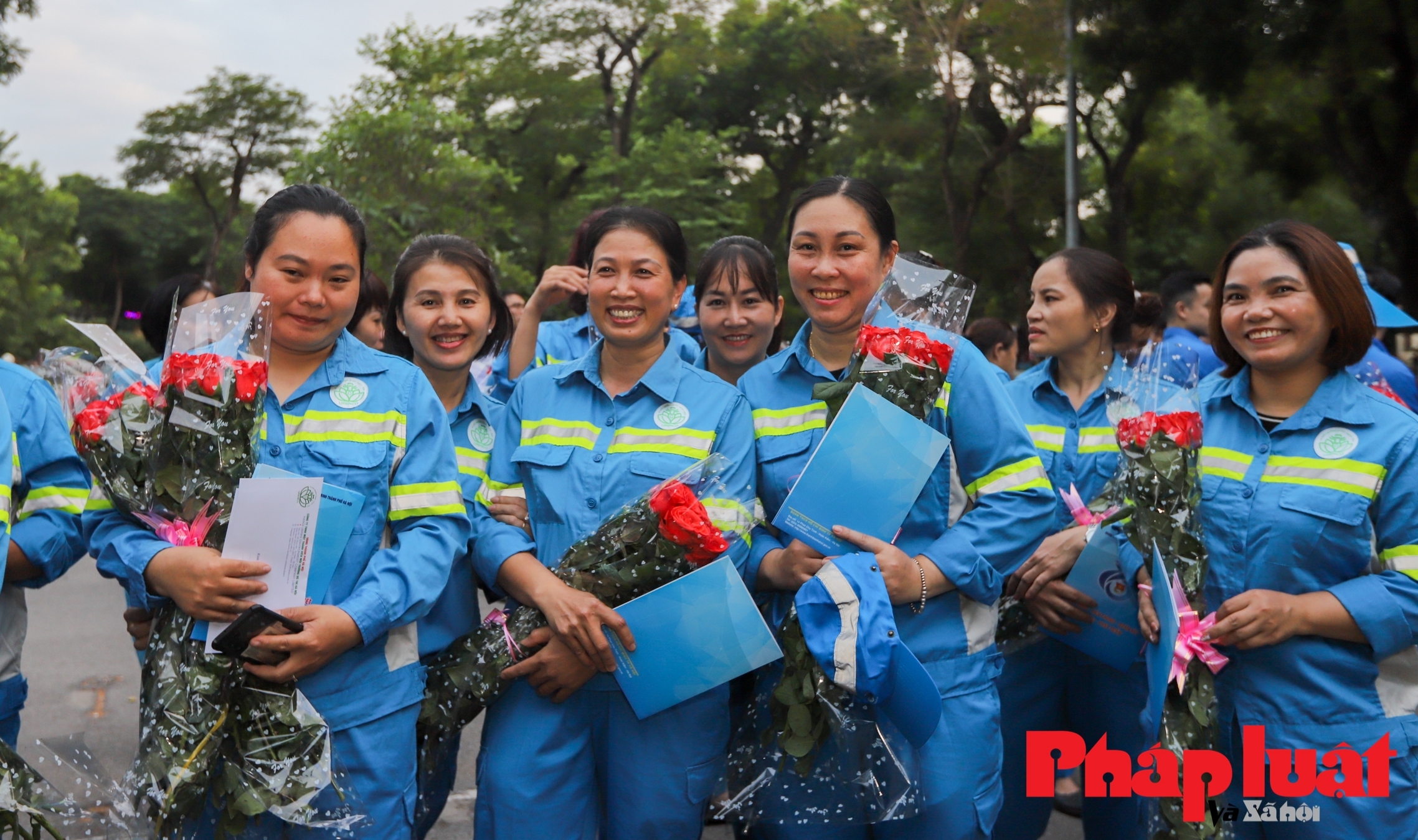 "Hoa về trên phố" đến với những nữ công nhân môi trường ngày 20/10