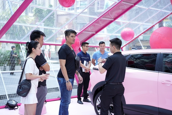 Trong suốt 2 ngày qua, nhiều khách hàng TP Hồ Chí Minh có mặt từ sớm để trải nghiệm xe VF 6