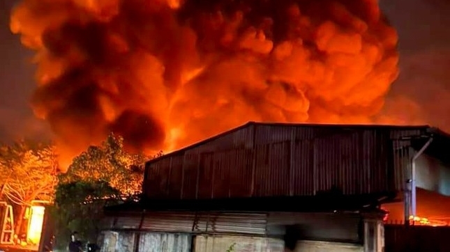 Nhà xưởng rộng khoảng 1.000m2 chìm trong biển lửa lúc nửa đêm