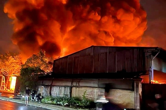 Nhà xưởng rộng 1.000m2 chìm trong biển lửa lúc nửa đêm