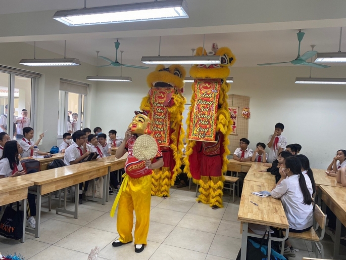 Giờ sinh hoạt ngoại khóa của học sinh Trường Trung học cơ sở Nguyễn Du (Hoàn Kiếm, Hà Nội). 	Ảnh: Thái Phương