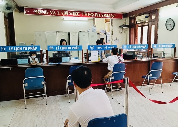Người dân thực hiện yêu cầu cấp phiếu LLTP tại Sở Tư pháp Hà Nội.	 Ảnh:H.T