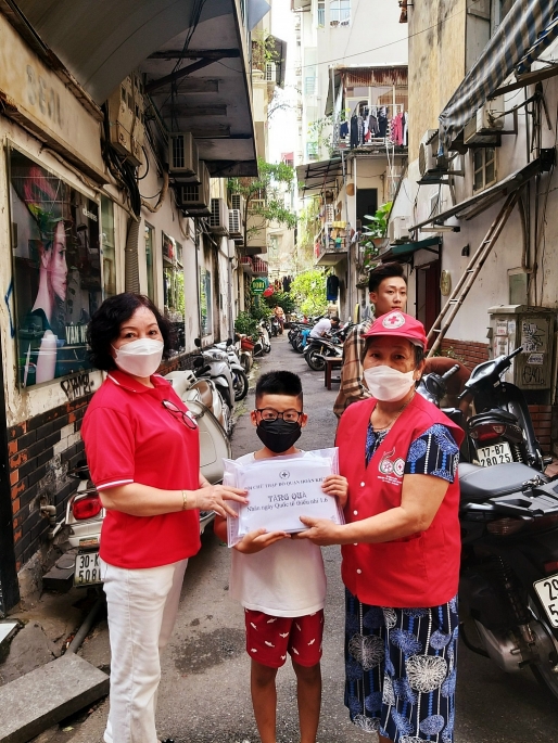 Hội Chữ thập đỏ phường Hàng Trống trao quà cho trẻ em nhân dịp Tết Thiếu nhi 1/6. Ảnh: Mộc Miên