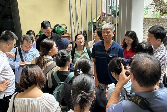 Các nhà báo tham gia Chuyến khảo sát thực tế đến khu nhà ở của công nhân ở xã Kim Chung, huyện Đông Anh, Hà Nội	Ảnh: Nhật Nam