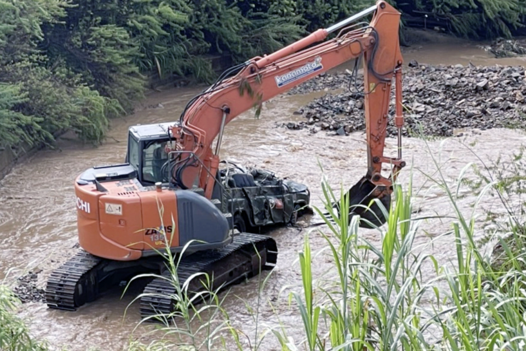 Lũ cuốn trôi xe jeep chở 4 du khách khiến 3 người chết và mất tích