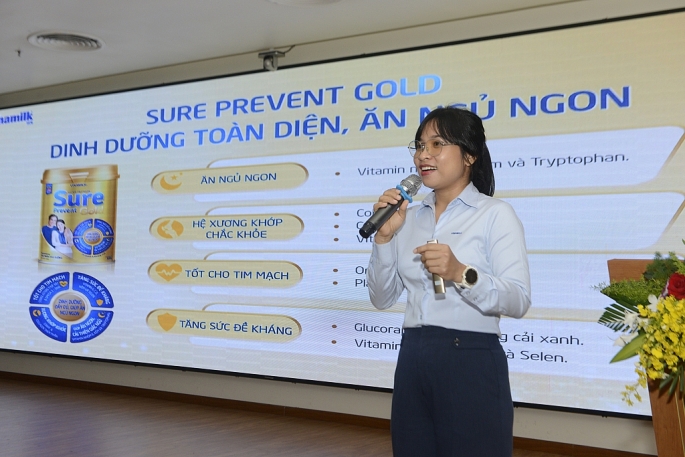        Đại diện Vinamilk chia sẻ về kết quả nghiên cứu lâm sàng của sản phẩm Vinamilk Sure Prevent Gold trên các bệnh nhân của Bệnh viện Chợ Rẫy.