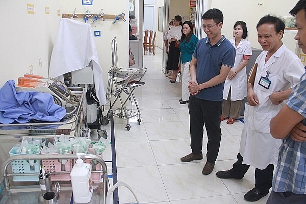 BVĐK tỉnh Ninh Bình khảo sát nhân lực, trang thiết bị tại khoa Cấp cứu - BVĐK huyện Kim Sơn                                          ảNH: Dương Quyên 