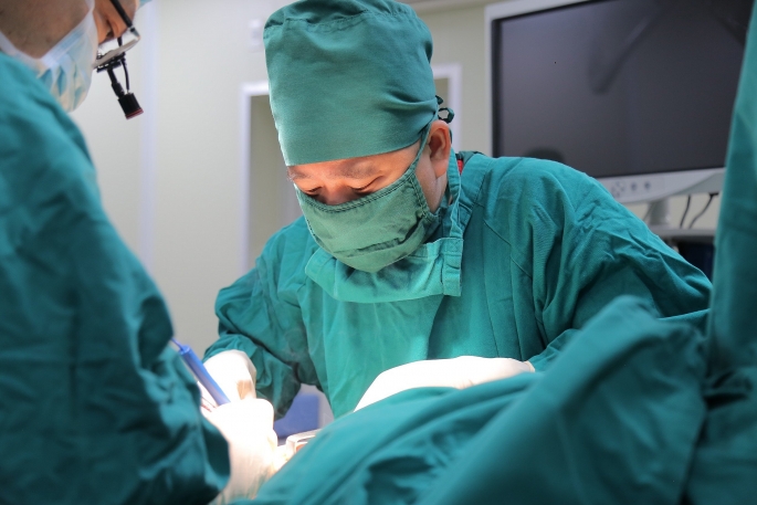Phẫu thuật nối thành công cẳng chân gần bị đứt rời cho bệnh nhân bị chém