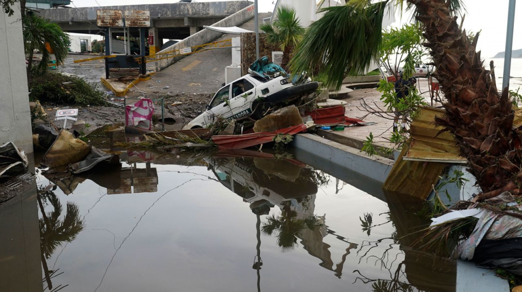 Cảnh tượng tan hoang sau khi cơn bão Otis đổ bộ vào Mexico. (Ảnh: The Guardian)