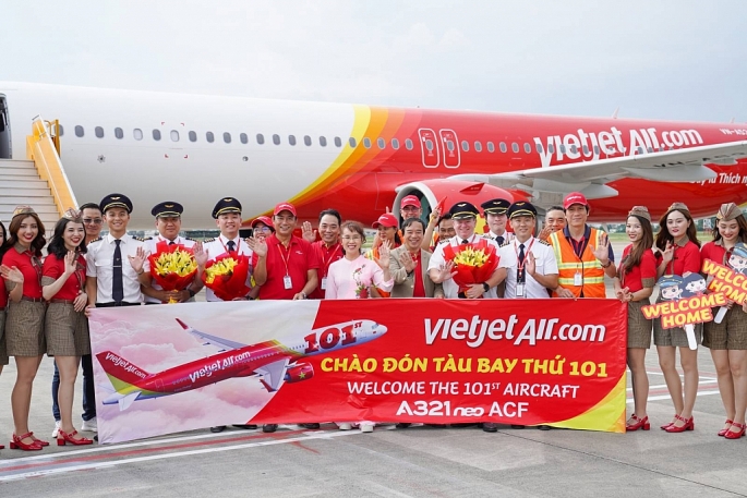 Nhân viên Vietjet chào đón tàu bay thứ 101 về với đội bay Vietjet. Ảnh: H.T 