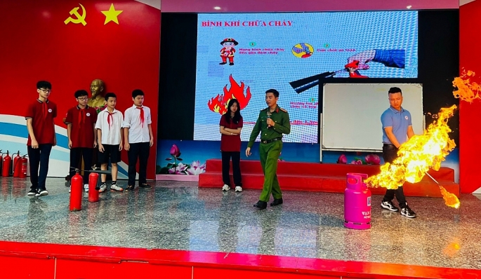 -	Đội Cảnh sát PCCC và CNCH - Công an quận Cầu Giấy tập huấn phòng cháy, chữa cháy cho học sinh Trường tiểu học Nghĩa Tân