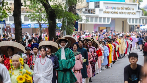 "Bách hoa bộ hành" - ngày hội Việt phục trên phố đi bộ Hồ Gươm