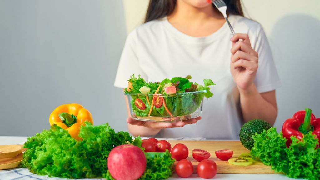 Ăn nhiều rau trước bữa cơm có giúp giảm cân?