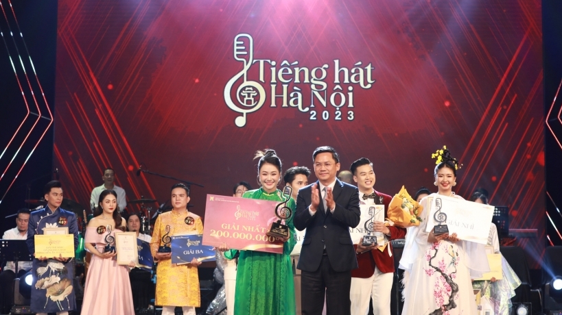 Cô gái 18 tuổi đăng quang quán quân Tiếng hát Hà Nội