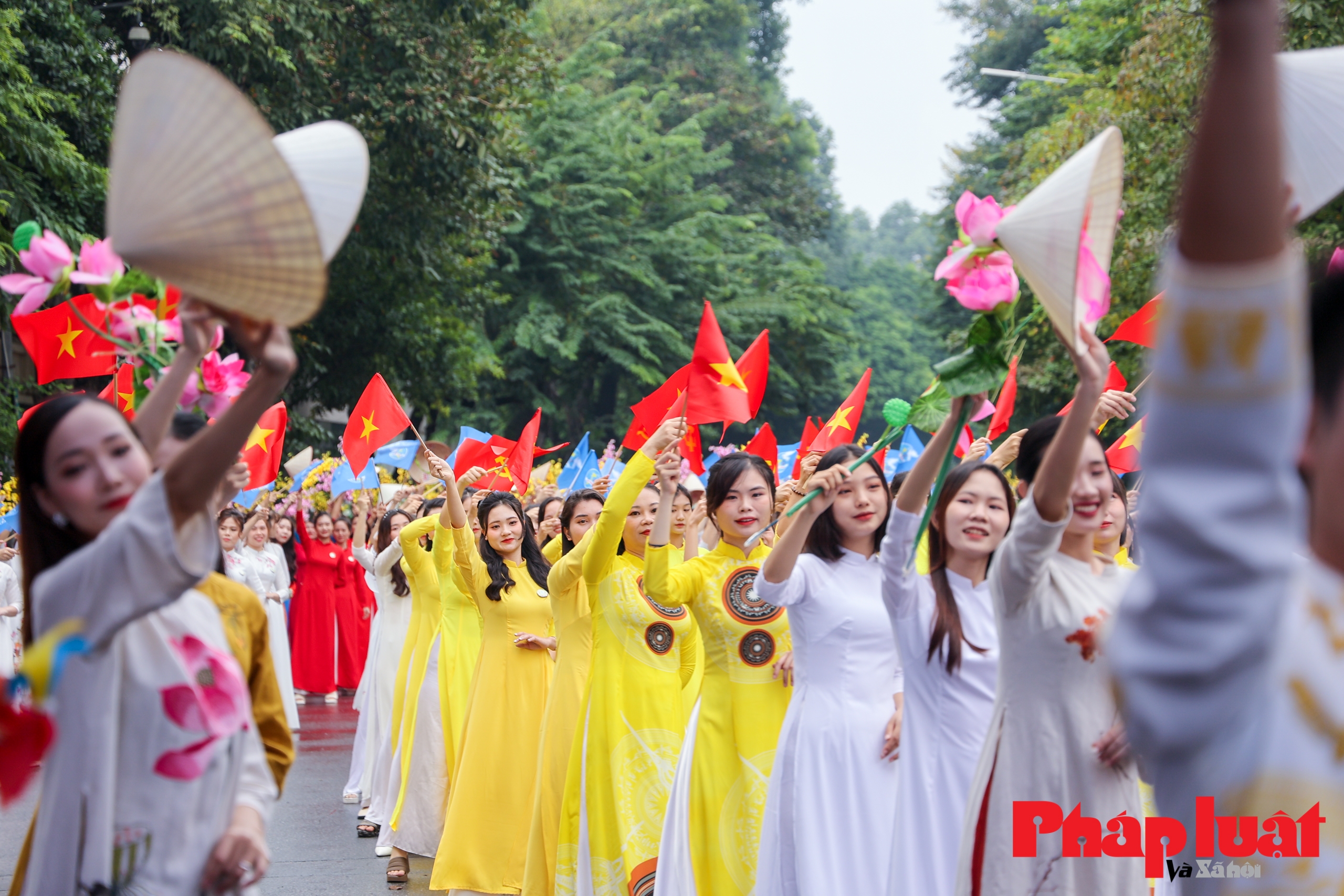 Gần 1.000 người đồng diễn áo dài trên phố đi bộ Hồ Gươm