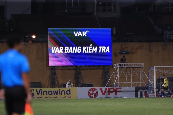 VAR được áp dụng ở trận Hà Nội FC và Hải Phòng. Ảnh: Minh Dân
